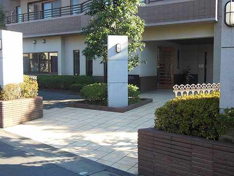 エントランス 外構の植栽が緑を演出したエントランスのロングア