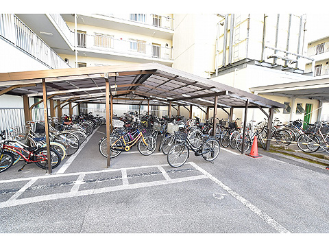 その他共用部 ゆったりとした屋根つきの平置き駐輪場(月額使用