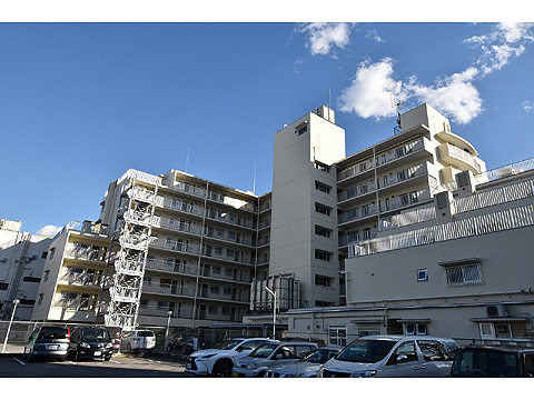 現地外観写真 8階建て総戸数108戸のマンション。