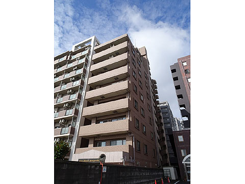 現地外観写真　エントランスアプローチ側から撮影