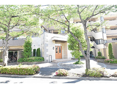 エントランス　ゆとりのあるエントランスアプローチ