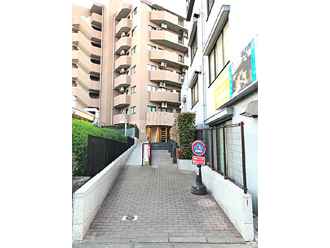 現地外観写真 エントランス前(スロープ有)