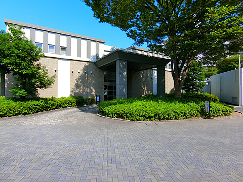 エントランス　共用棟にはフロント、ミニコンビニ、ラウンジ、各