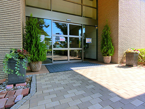 エントランス　グランドアプローチからエントランス内へ。コミュ