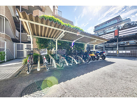 その他共用部 敷地内駐車場・駐輪場です。