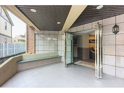 現地外観写真　エントランス前