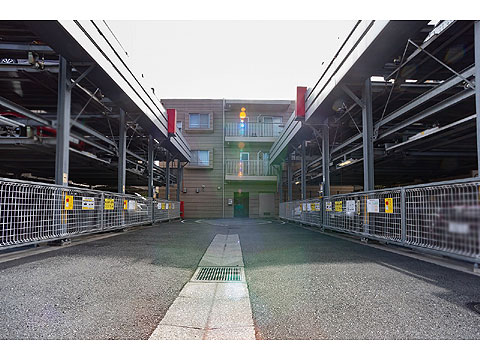 駐車場　駐車場入り口