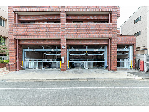 現地外観写真　建物の敷地内駐車場