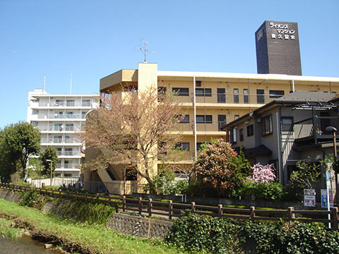 現地外観写真　近隣河川と建物外観