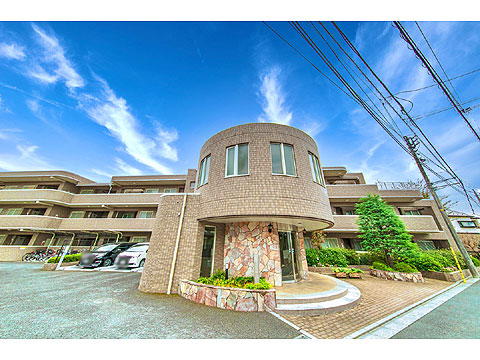 現地外観写真　自然石を配した円形のエントラン