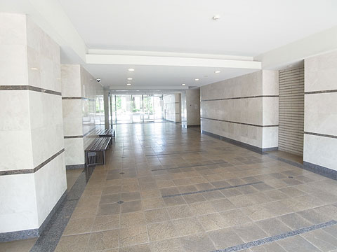 エントランス　開放的でナチュラルなエントランスホール