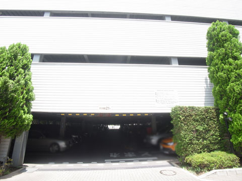 駐車場　自走式駐車場入り口