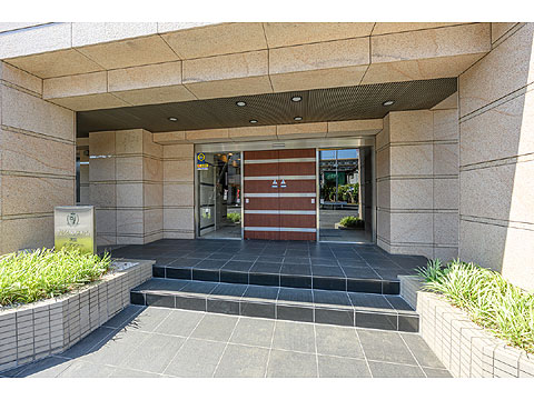 エントランス　人と車の出入り口が分離されてい