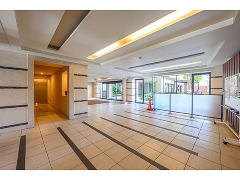 ロビー　石張りの床が特徴的なロビー