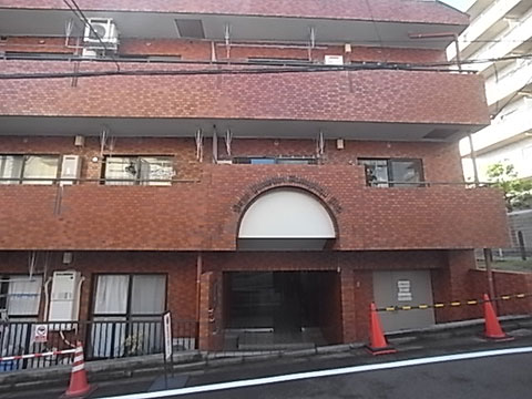 現地外観写真 正面エントランスです。