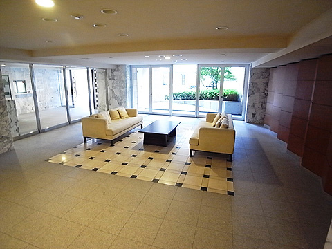 ロビー ソファのあるラウンジです。