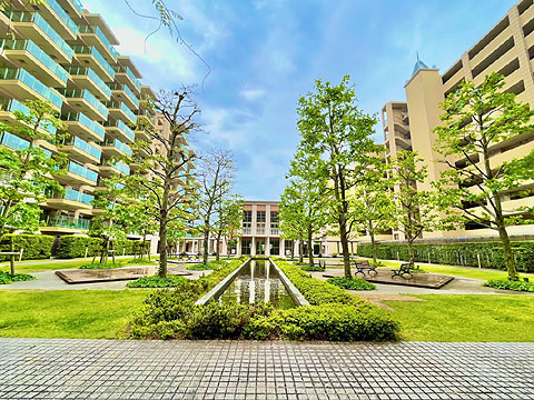 その他共用部 芝生とベンチの供えられた中庭