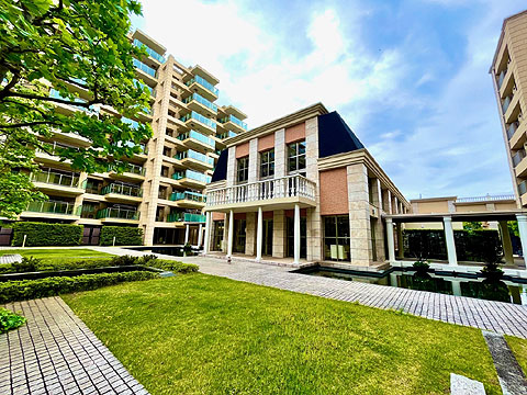 その他共用部 中庭からメインエントランスを望