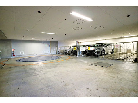 駐車場　地下駐車場