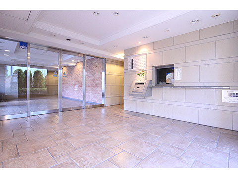 エントランス オートロック採用・開放的で明るいロビーです。