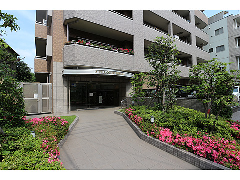 エントランス　駐車場の出入口は、安全性を配慮して、エントラン