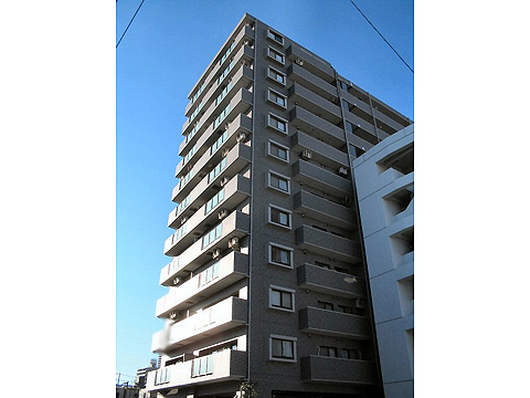 現地外観写真 駅前通りからのロングアプローチ