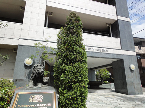 エントランス 石を貼ったエントランスは重厚感があります。