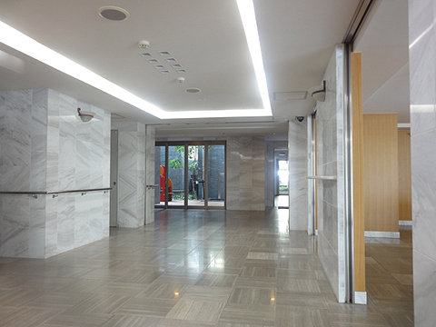 その他共用部 エントランスからエレベーターまでのアプローチも