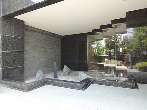 ロビー 石庭を配したロビー