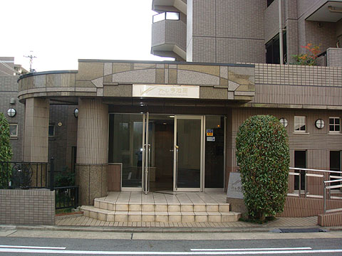 現地外観写真　３面道路に囲まれた角地に位置します。