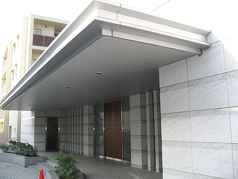 現地外観写真　建物外観〔南西側〕