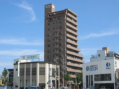 現地外観写真　建物外観（南西側）