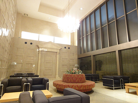 ロビー 吹抜け天井のラウンジ