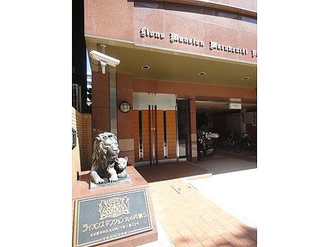 エントランス　ライオン像