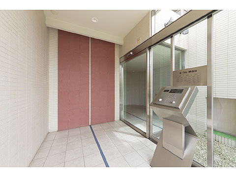 エントランス　非接触型キーを採用