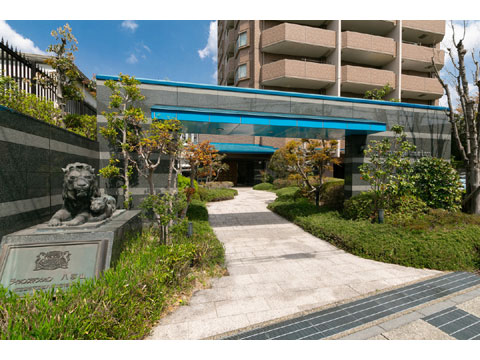 エントランス お馴染みのライオン像がお出迎えするメインエント