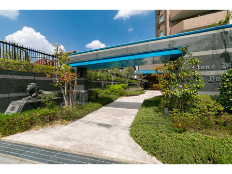 エントランス 建物内エントランスへと誘います。