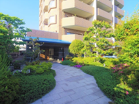 エントランス メインエントランスから建物内へと誘うアプローチ