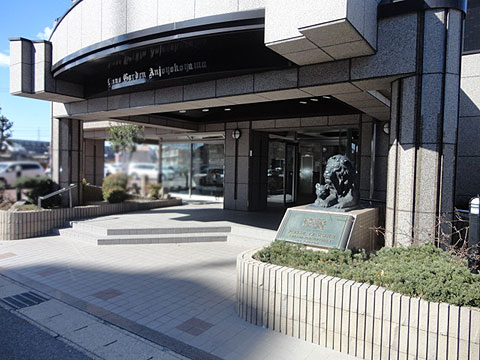その他共用部 エントランス入口 入口にはライオン像があります
