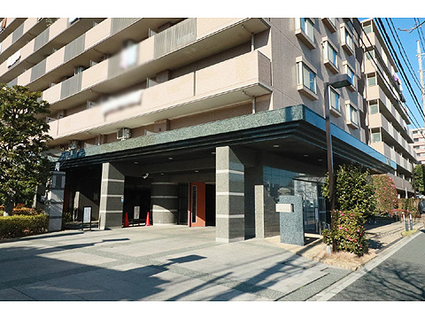 エントランス ベビーカーや車いすに配慮したフラットなエントラ