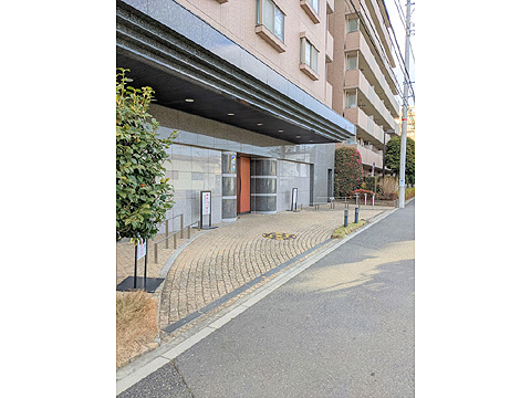 エントランス 道路側には車寄せがあり荷物の出し入れに便利です