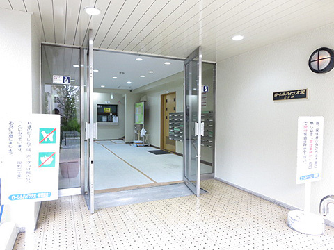 エントランス エントランスアプローチはスロープ付きで車椅子で