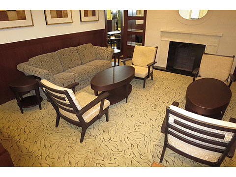 ロビー サロンにはアンティーク調の家具が設置してあります。お