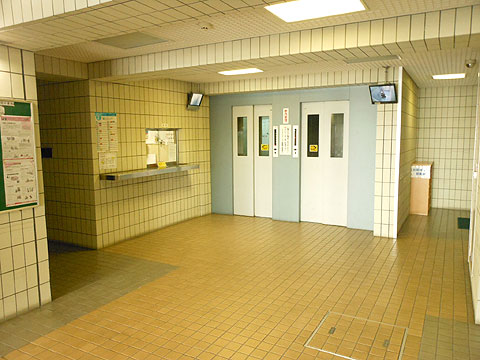 ロビー 管理人室とエレベーター