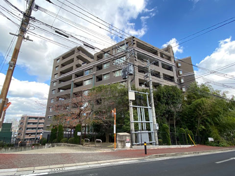 現地外観写真　駐車場入り口側外観