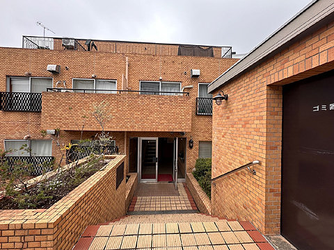 エントランス　管理事務室があるメインエントランス