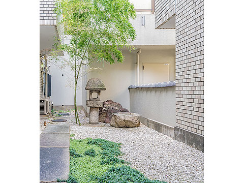 その他共用部 手入れの行き届いたマンション内吹き抜け