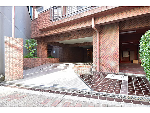 エントランス　スロープ付きエントランスアプローチ