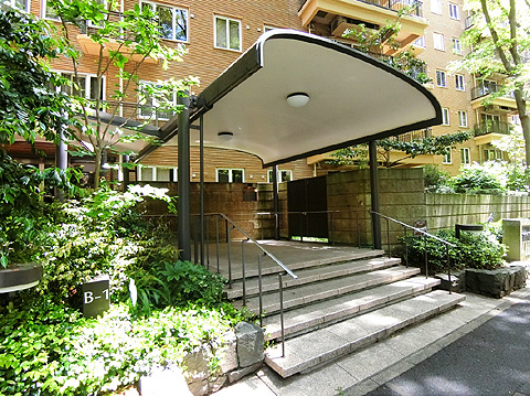 エントランス　イーストB２