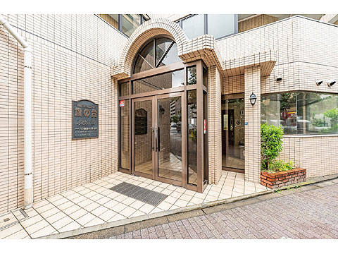 エントランス　ガラス面が多く明るエントランス